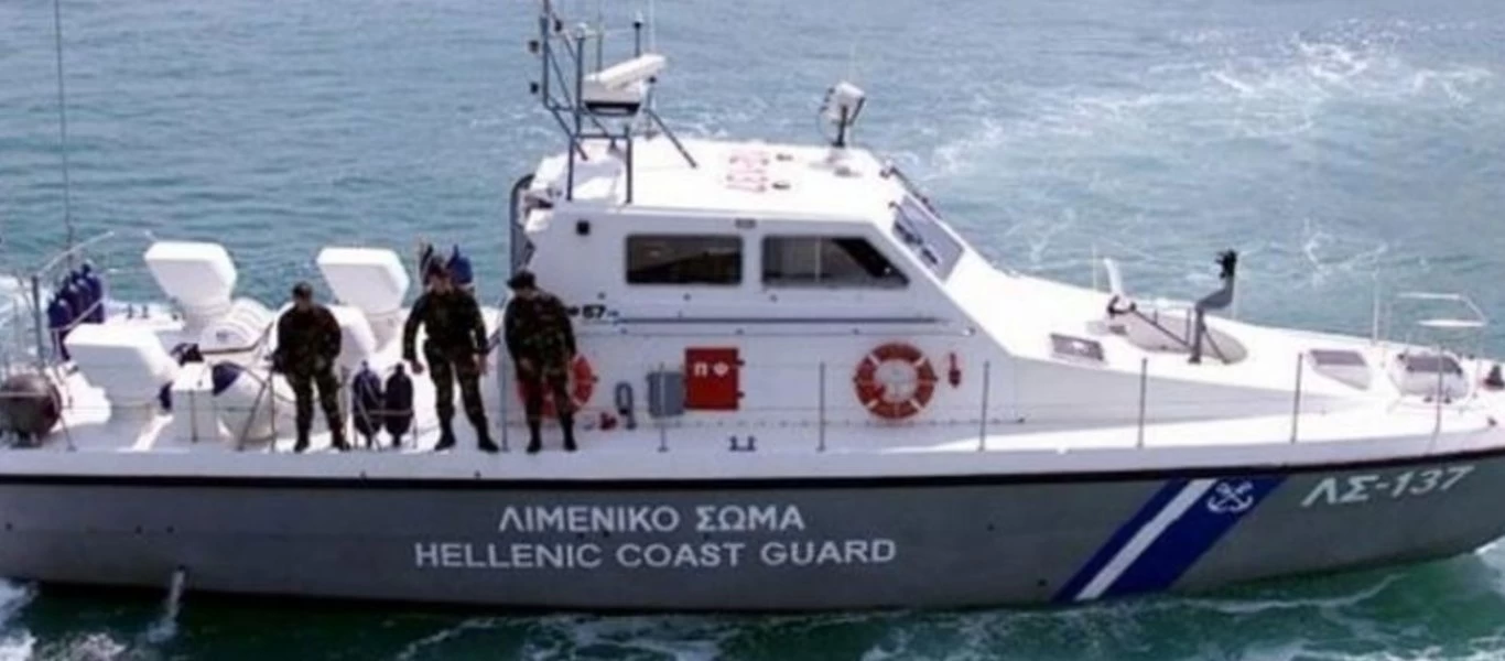 Στο αγκυροβόλιο του Πειραιά το πλοίο με 13 αλλοδαπούς που έπλεε ακυβέρνητο (upd)